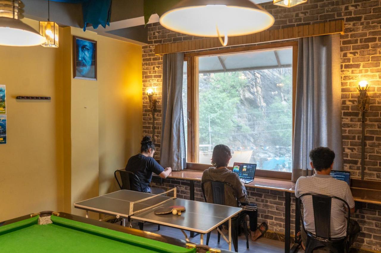 Whoopers Hostel Kasol Esterno foto