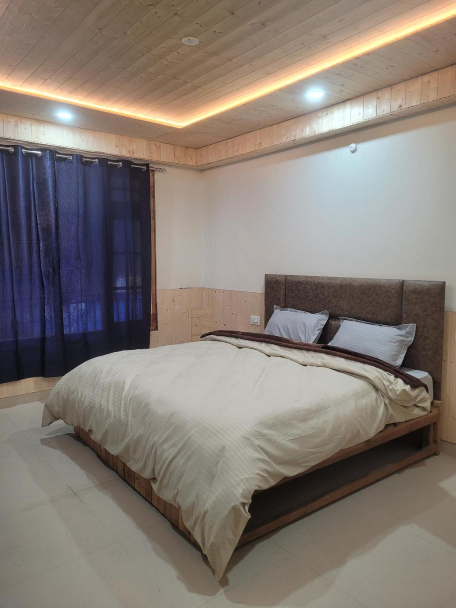 Whoopers Hostel Kasol Esterno foto