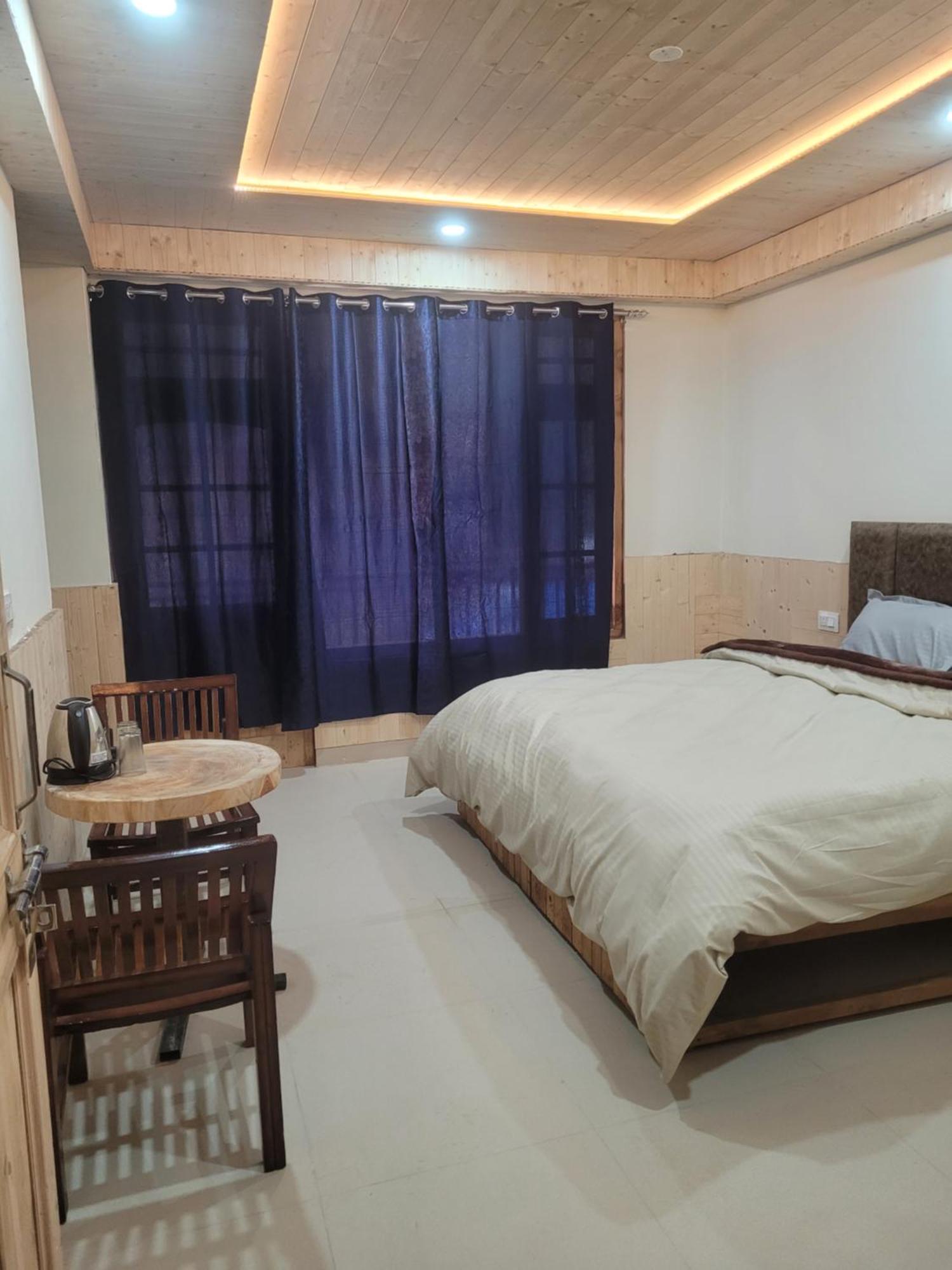 Whoopers Hostel Kasol Esterno foto