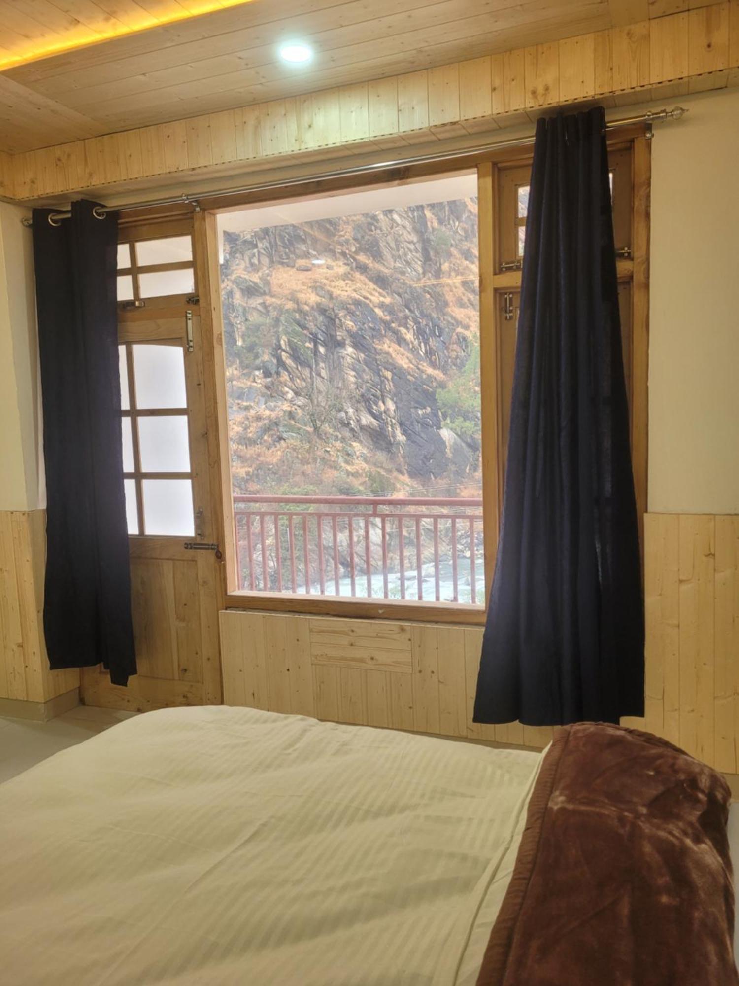 Whoopers Hostel Kasol Esterno foto